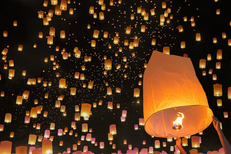 チェンマイのコムローイ祭りで夜空に無数のランタンが舞い上がる幻想的な光景