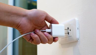 タイの壁面コンセントに充電器プラグを差し込む手元。日本のプラグがそのまま使えるか確認する場面を示す一枚