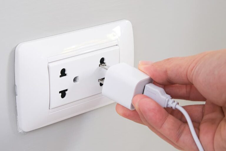 タイの壁面コンセントに日本と同じAタイププラグを差し込む様子。マルチタイプ対応の差込口形状がわかる一枚