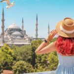 イスタンブールのブルーモスクを眺める女性旅行者の後ろ姿