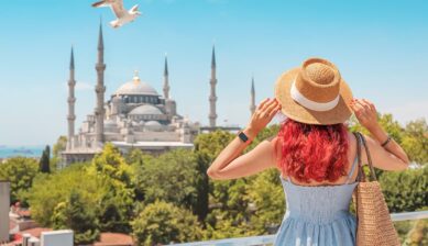 イスタンブールのブルーモスクを眺める女性旅行者の後ろ姿