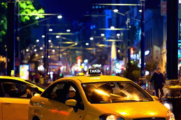 イスタンブールの夜の繁華街に停車する黄色いタクシー