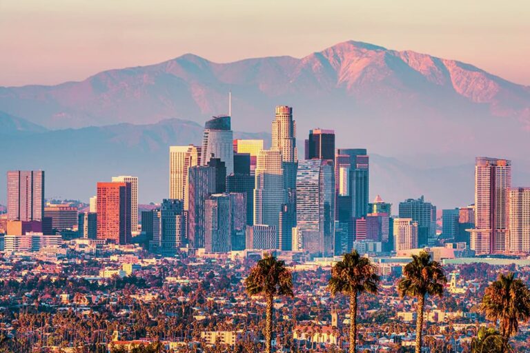 夕暮れ時のロサンゼルスのダウンタウン高層ビル群と山並みの全景
