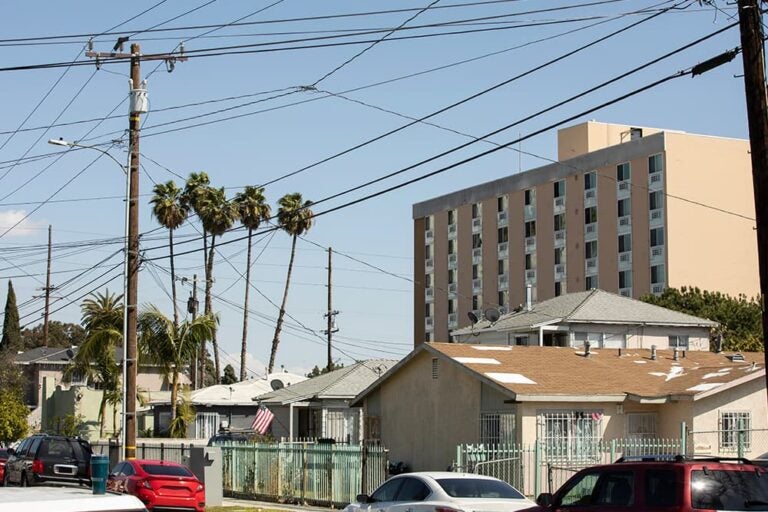 ロサンゼルス郊外の住宅街と集合住宅が並ぶ通りの風景