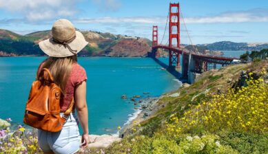 ゴールデンゲートブリッジを眺めるサンフランシスコ旅行者