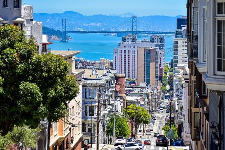 サンフランシスコの坂道から望むベイブリッジと街並み