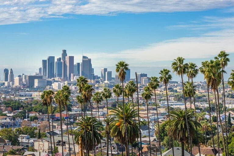 アメリカの都市のスカイラインと青空