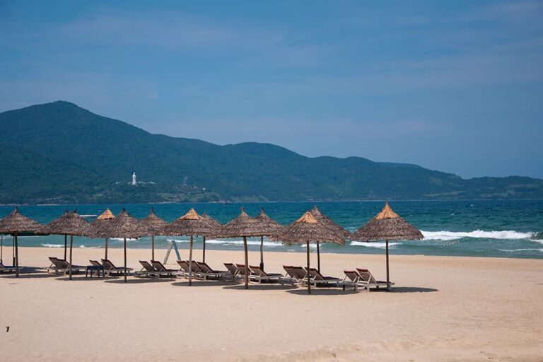 乾季のダナン・ミーケビーチに並ぶ藁葺きパラソルとデッキチェア