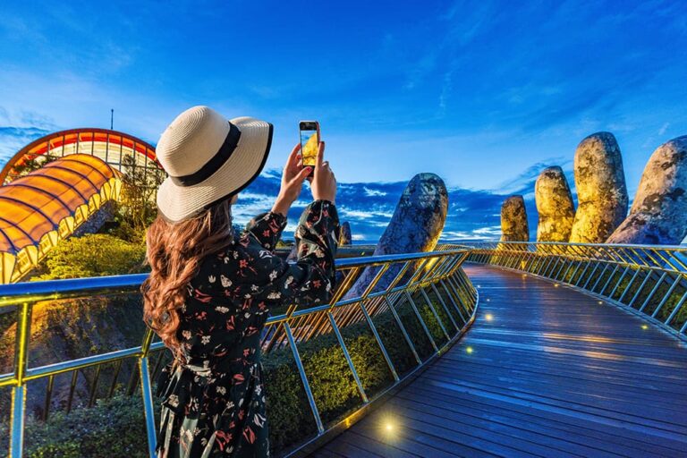 ベトナム・ダナンのゴールデンブリッジでスマホ撮影を楽しむ旅行者