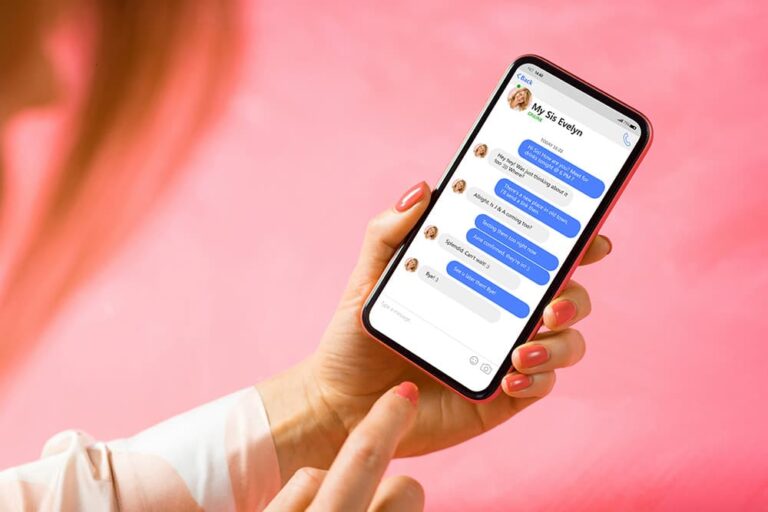 スマートフォンでメッセージアプリのチャット画面を操作する手元。電話番号なしでWhatsAppを利用する場面を示す一枚