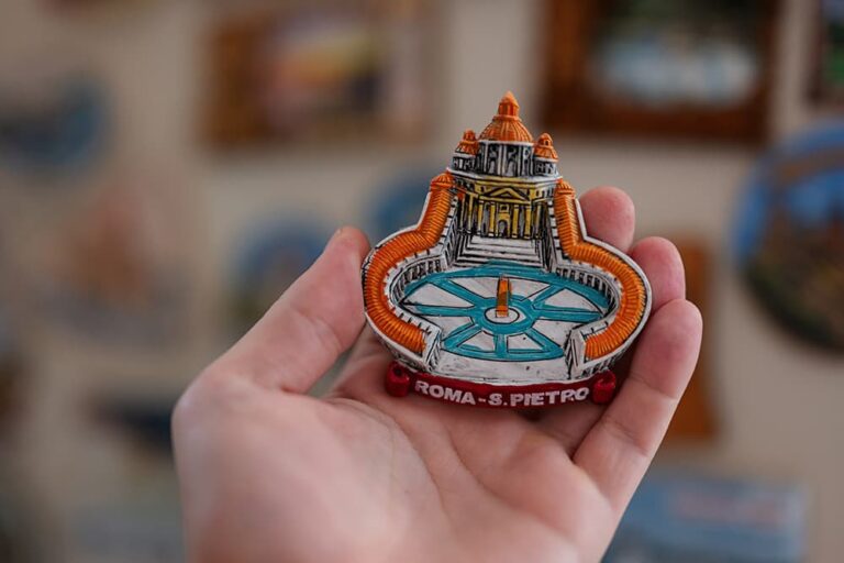 ローマのサン・ピエトロ大聖堂をモチーフにした手のひらサイズのマグネットのお土産