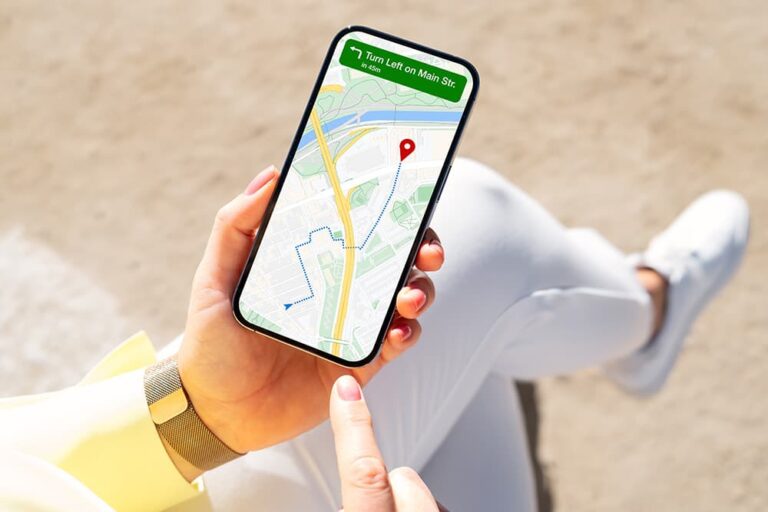 イタリア旅行中にスマホのGoogleマップでお土産店を検索する女性