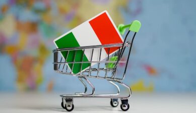 イタリア国旗を乗せたショッピングカートのミニチュアとイタリアのお土産イメージ