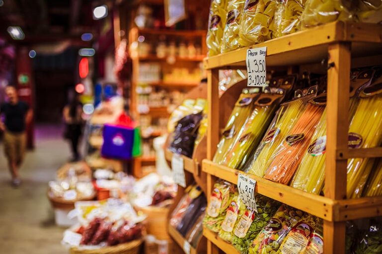 イタリアの食料品店に並ぶカラフルなパスタや食品のお土産