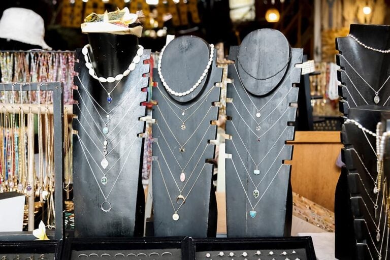 メキシコの市場で並ぶシルバーネックレスのアクセサリー売り場