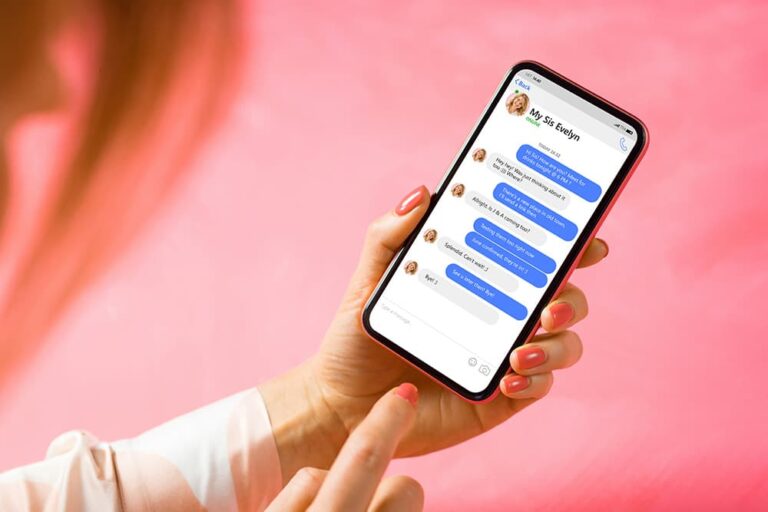 海外でSMSを受信するためにスマートフォンのローミング設定を確認している女性