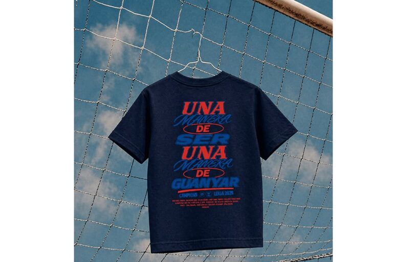 FCバルセロナの公式Tシャツがゴールネットに掛かっている