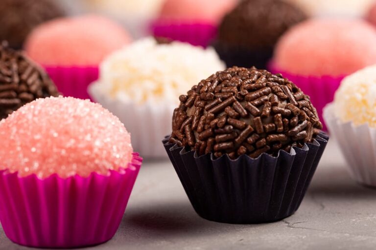 ロサンゼルスのお土産としておすすめの、チョコスプレーやピンクの砂糖でコーティングされた色鮮やかなトリュフチョコレート。