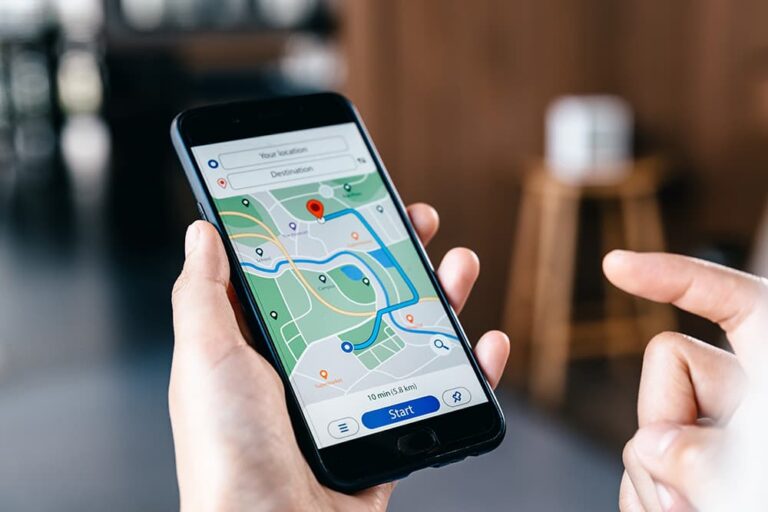 ロサンゼルスでの効率的なお土産探しに役立つ、スマートフォンの地図アプリを開いて目的地へのルートを確認している様子。