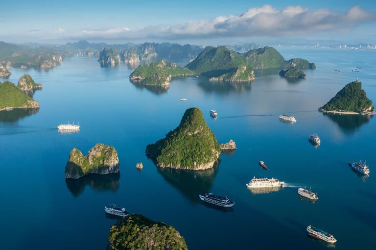 青い海に無数の奇岩が浮かびクルーズ船が行き交うハロン湾の絶景を空から捉えた一枚