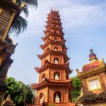 ハノイ西湖畔に立つベトナム最古の仏教寺院・鎮国寺の赤レンガの塔
