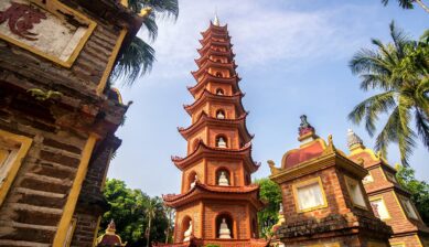 ハノイ西湖畔に立つベトナム最古の仏教寺院・鎮国寺の赤レンガの塔