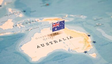 オーストラリア国旗のピンが立った世界地図。オーストラリア旅行のコンセント・電源準備をイメージした一枚