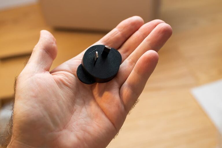 手のひらに乗せたオーストラリア用のOタイプ変換プラグ。ハの字型2本ピンのコンパクトな製品