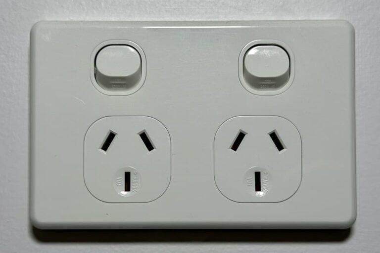 オーストラリアで使われるO2タイプのコンセント。ハの字型2本ピンと下のアース穴、上部に電源スイッチがある