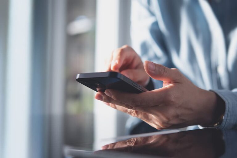 スマホでサンディエゴコミコンのチケット（バッジ）をオンラインで購入・予約する様子