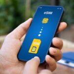 スマートフォンの画面にeSIMと従来のSIMカードのアイコンが表示され、デジタルSIMへの切り替えをイメージした一枚
