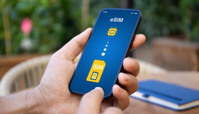 スマートフォンの画面にeSIMと従来のSIMカードのアイコンが表示され、デジタルSIMへの切り替えをイメージした一枚