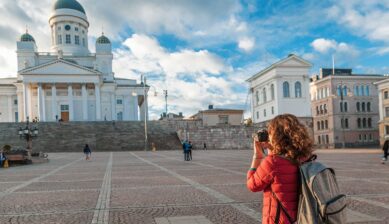 ヘルシンキ大聖堂を背景にカメラで撮影するフィンランド旅行者