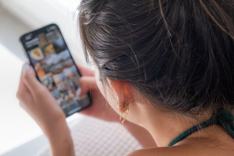 グアム旅行中にeSIMでネットに接続し、スマホでアプリを楽しむ女性