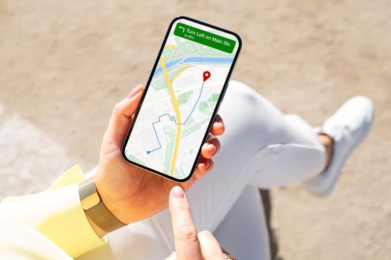 グアム旅行中にスマホの地図アプリでナビを使いながら目的地へ向かう様子