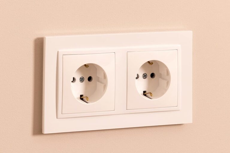 バリ島のホテルの壁に設置された、Cタイプ対応の白い2口電源コンセント
