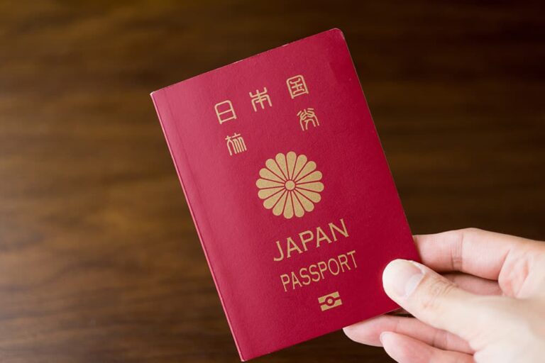 海外旅行を想起させる日本のパスポートを手に持つ様子