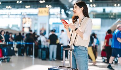 空港でスーツケースを持ちスマホを確認する女性旅行者。日本人のアジア旅行先は韓国・台湾・シンガポールが人気という調査記事のサムネイル。