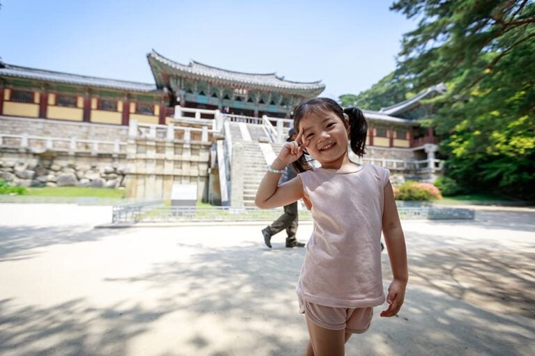 韓国・慶州の仏国寺を背景にピースサインで笑う女の子、子連れ観光を楽しむ様子