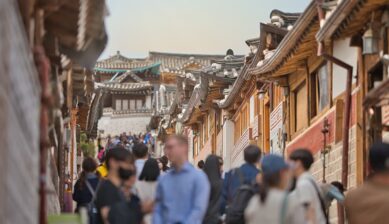観光客で賑わうソウル・北村韓屋村の伝統的な街並み、韓国子連れ旅行の定番スポット