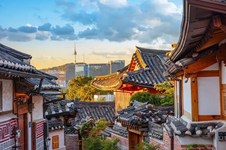 韓国・ソウルの北村韓屋村の伝統家屋の街並みと遠くに見えるNソウルタワーの夕景
