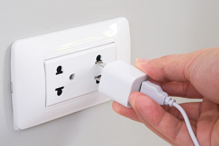 セブ島で使われるA・C対応のマルチタイプコンセントに、日本のAタイプ充電器を差し込む様子