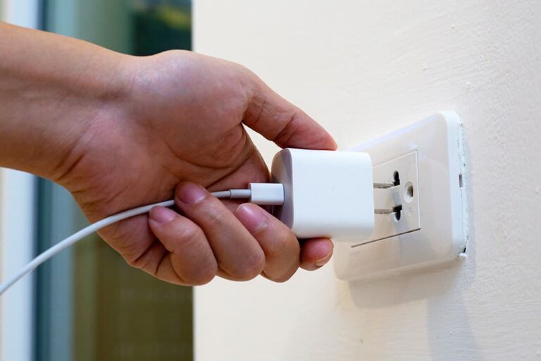 セブ島のコンセントにスマホの充電器を差し込み、変圧器なしでそのまま充電する様子