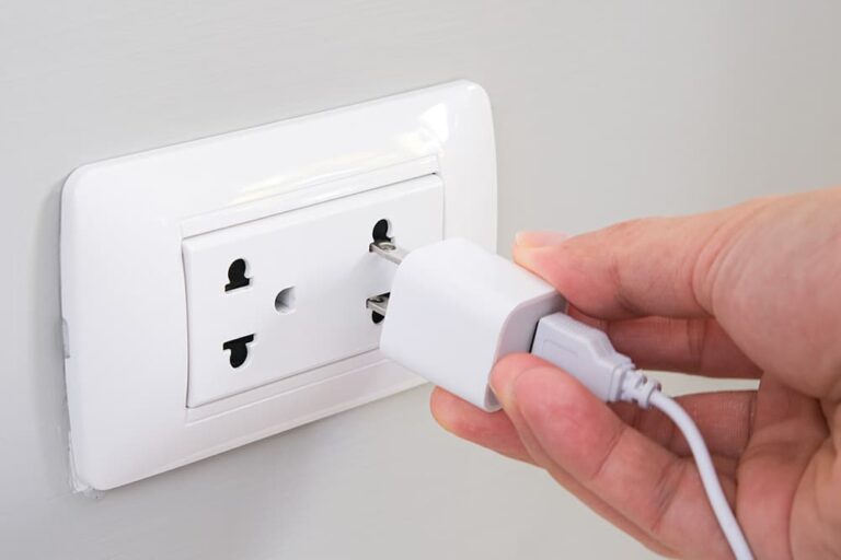 フィリピンの多形状対応コンセントに充電器のプラグを挿し込む様子