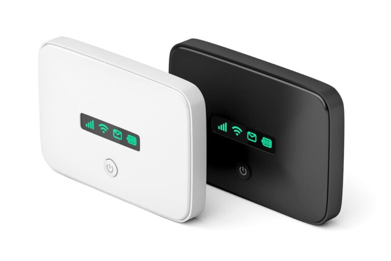 電波やバッテリー残量が表示された白と黒のポケットWi-Fi端末