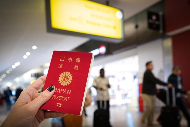 空港の出入国審査前で日本のパスポートを手にする旅行者、子連れシンガポール旅行の出発シーン