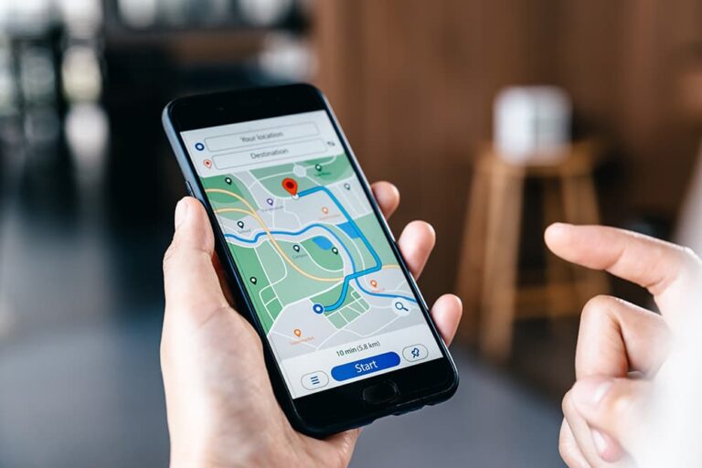 スマートフォンの地図アプリでルートを確認する手元、子連れシンガポール旅行の通信準備とナビゲーションのイメージ