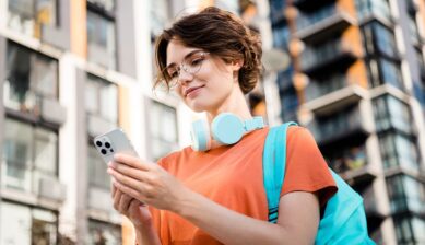 スマートフォンを操作してEID番号を確認する女性の様子