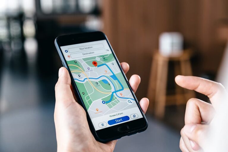スマートフォンの地図アプリで目的地までのルートを確認する旅行者の手元