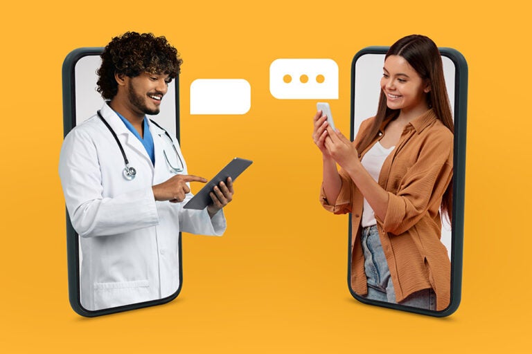 スマホ越しに医師とオンラインで医療相談する様子。海外で薬が必要になったとき通信があれば現地で相談できることを表すイメージ
